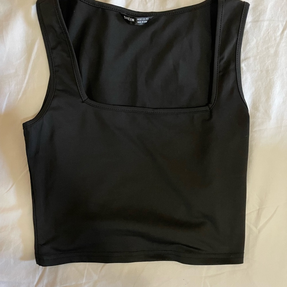 Basic black tank - Picture 2 of 2